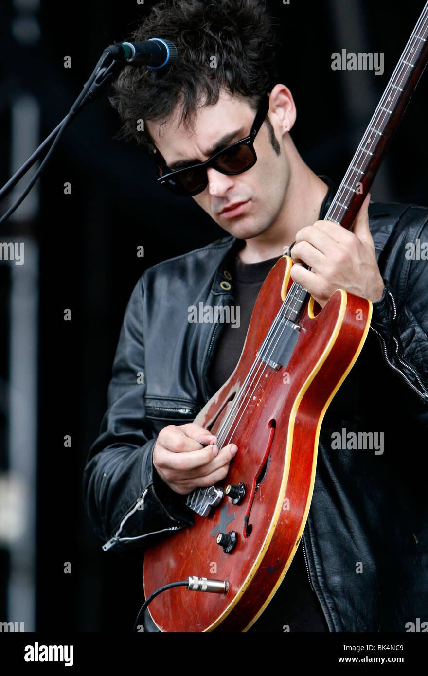 Robert wurde von Black Rebel Motorcycle Club führt während eines Konzerts. Stockfoto