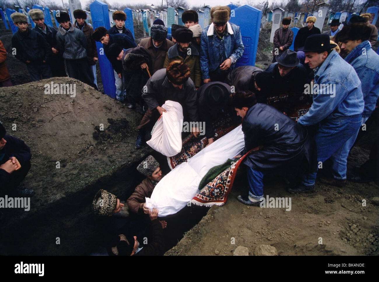 Erster Tschetschenienkrieg, traditionellen tschetschenischen Beerdigung auf dem Friedhof westlich von Grosny in Tschetschenien. Stockfoto