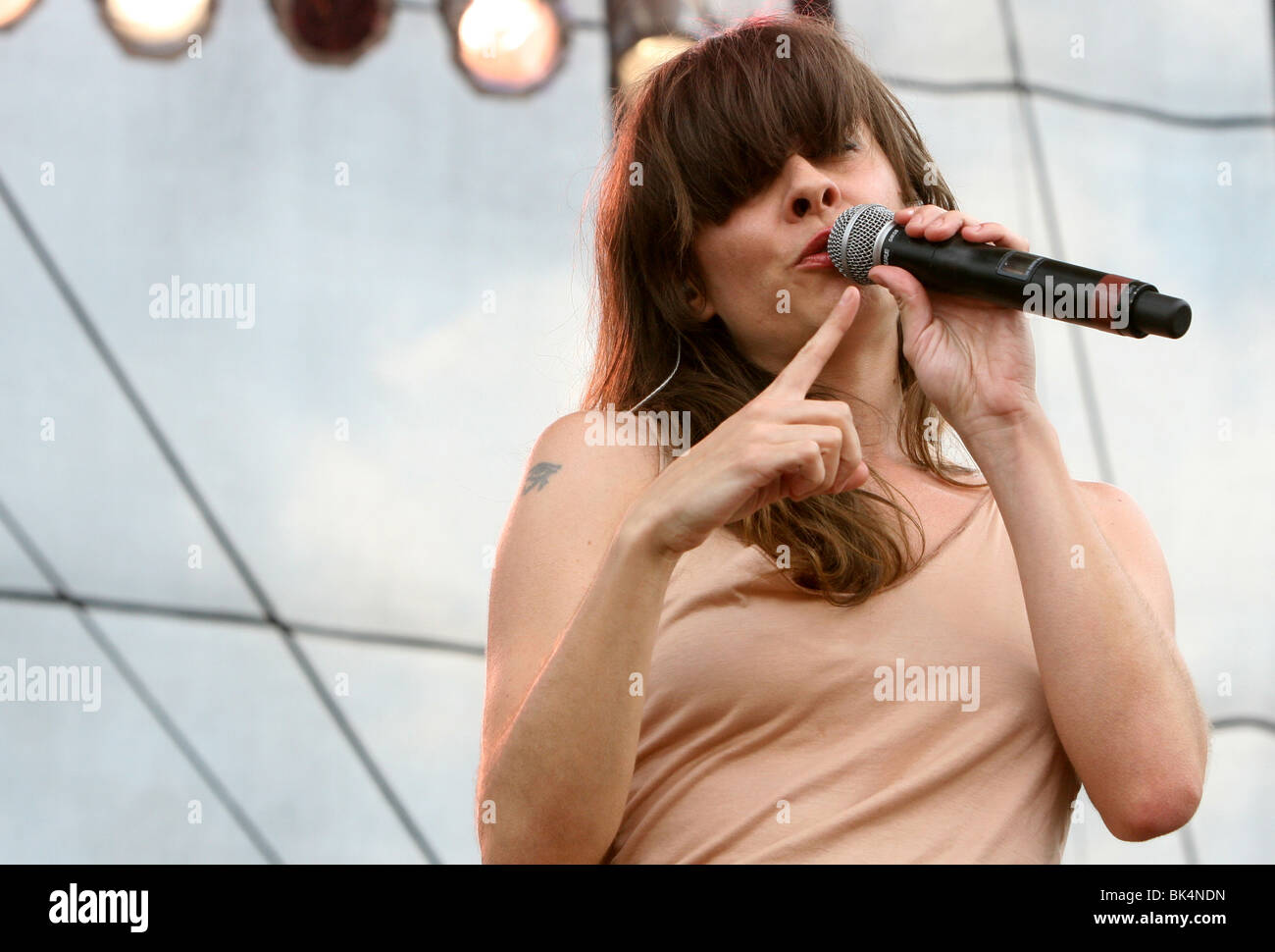 Sabina Sciubba der brasilianischen Mädchen führt während eines Konzerts Stockfoto