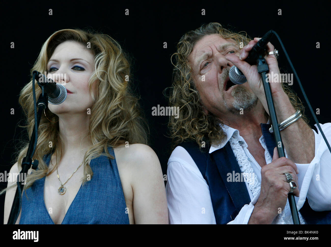 Robert Plant und Alison Krauss durchführen während eines Konzerts. Stockfoto