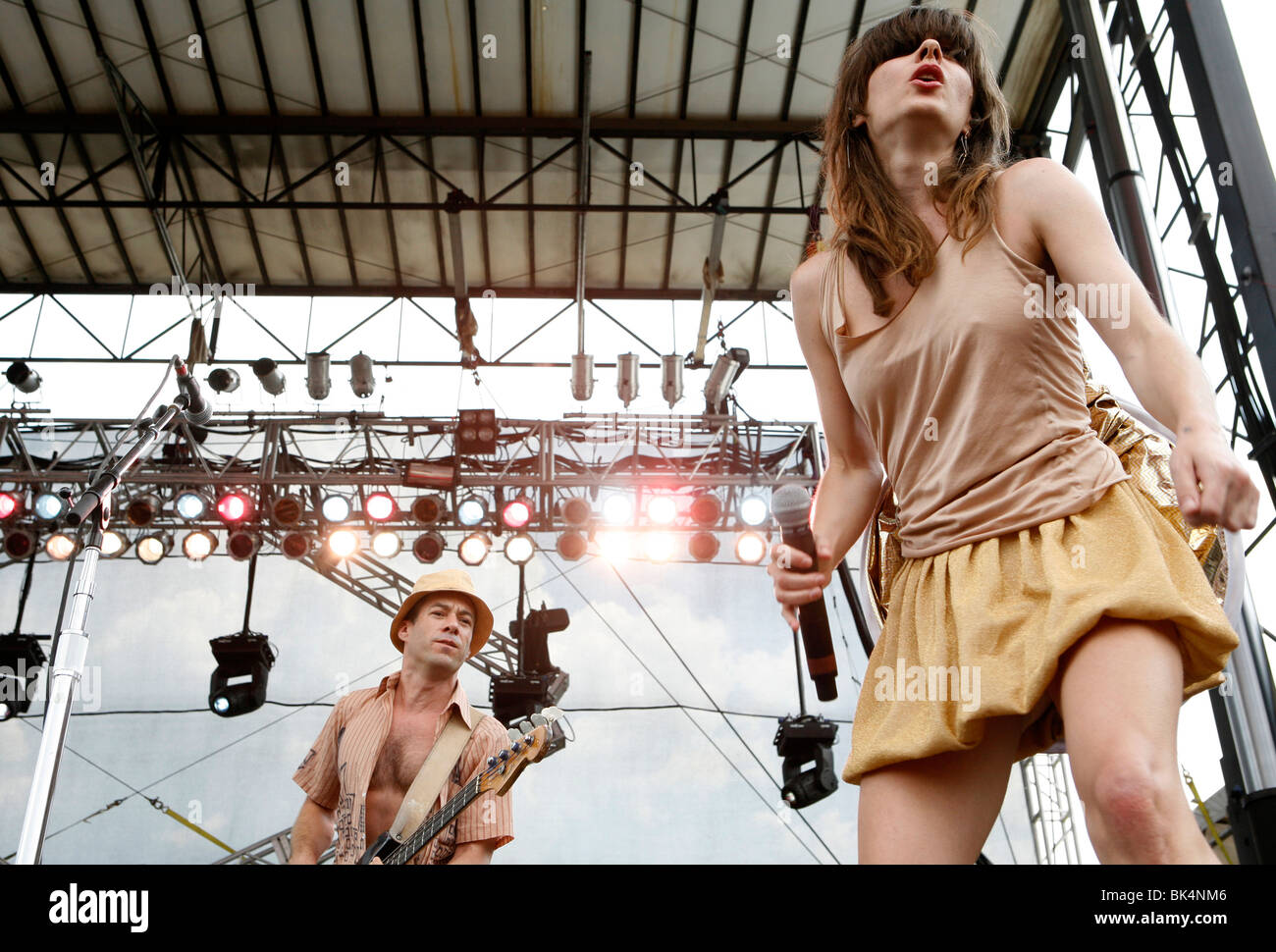 Sabina Sciubba der brasilianischen Mädchen führt während eines Konzerts Stockfoto