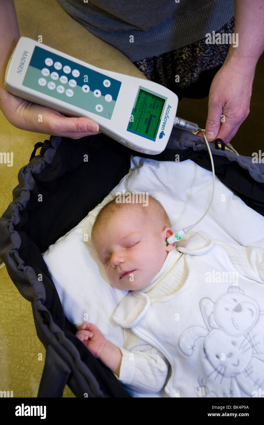 Neugeborene / new born Baby durchläuft einen Neugeborenen Hörscreening Test: automatisierte otoakustischen Emissionen Test. Stockfoto