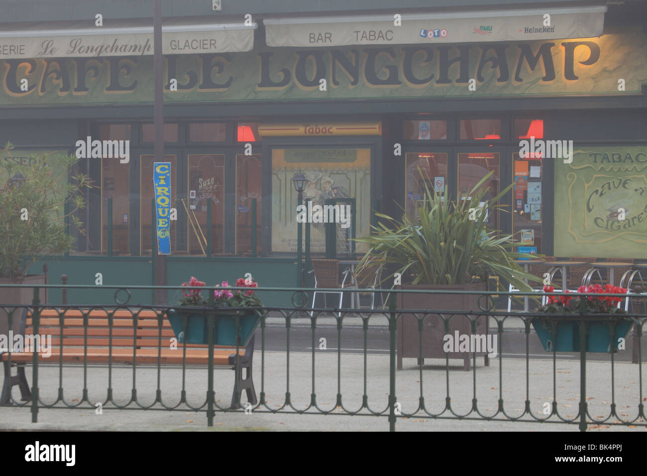 Malerischen französischen Café in der Stadt Isle Sur la Sorgue Stockfoto