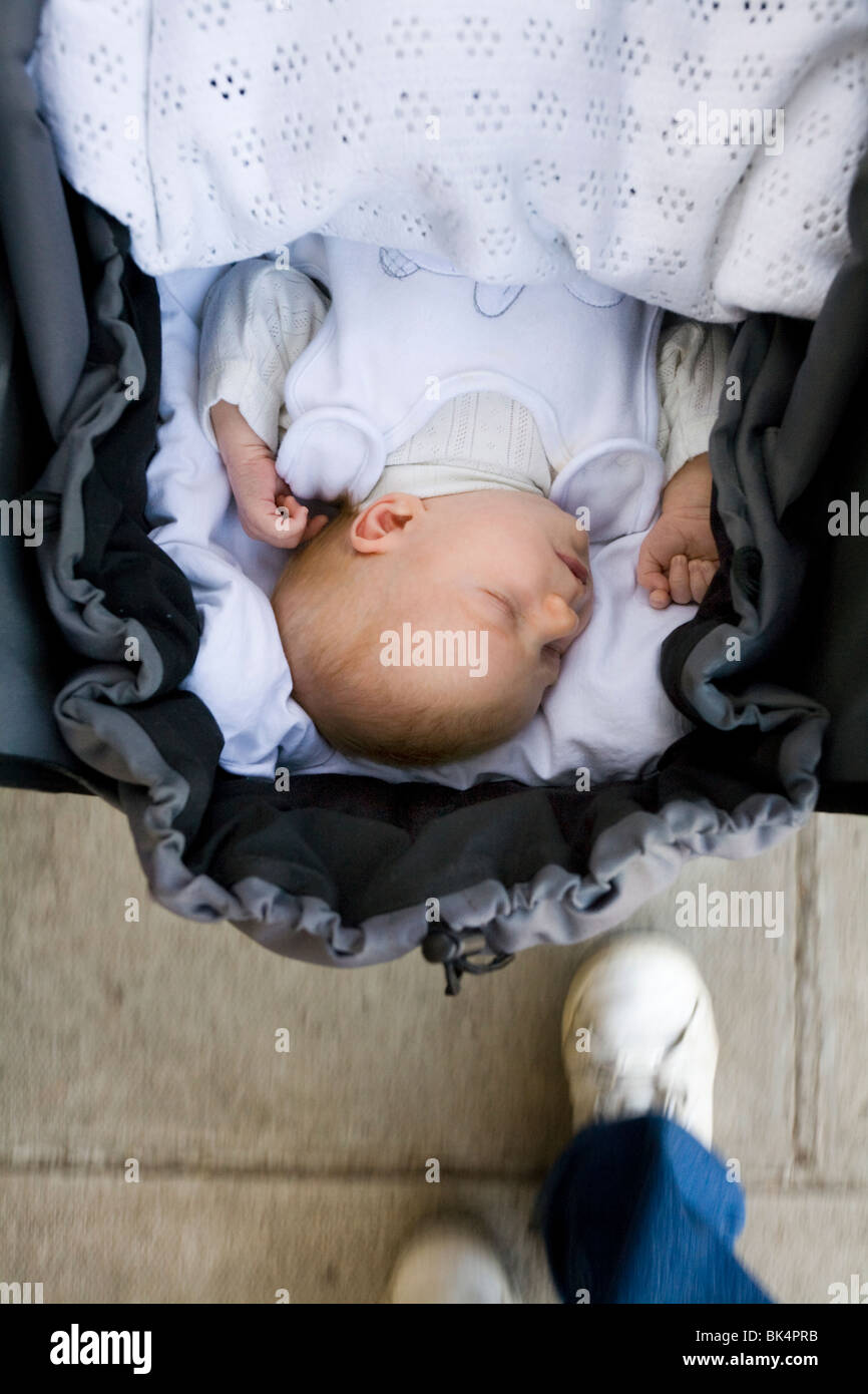Neugeborene / neugeborenes Baby im Kinderwagen geschoben / push Stuhl  Stockfotografie - Alamy