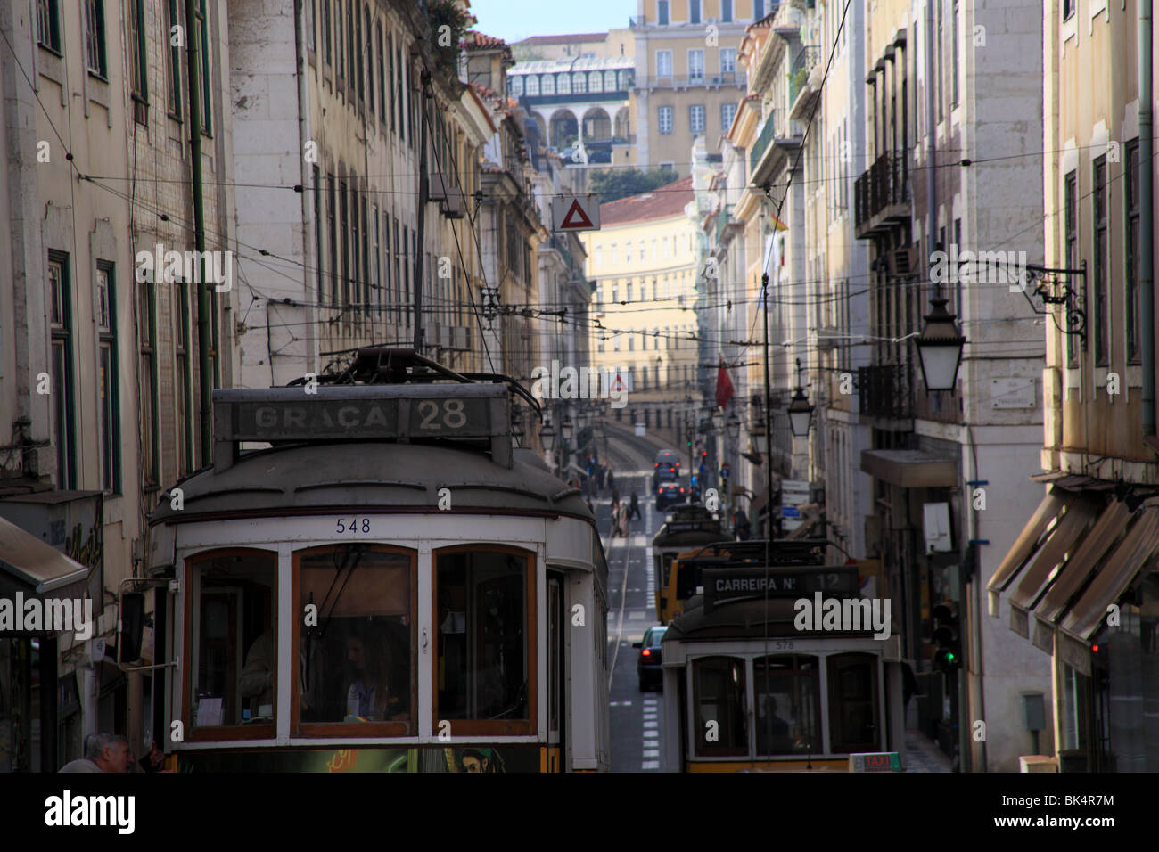 Lebendige Straßenszene in der Baixa-Chiado-Straße von Lissabon Stockfoto