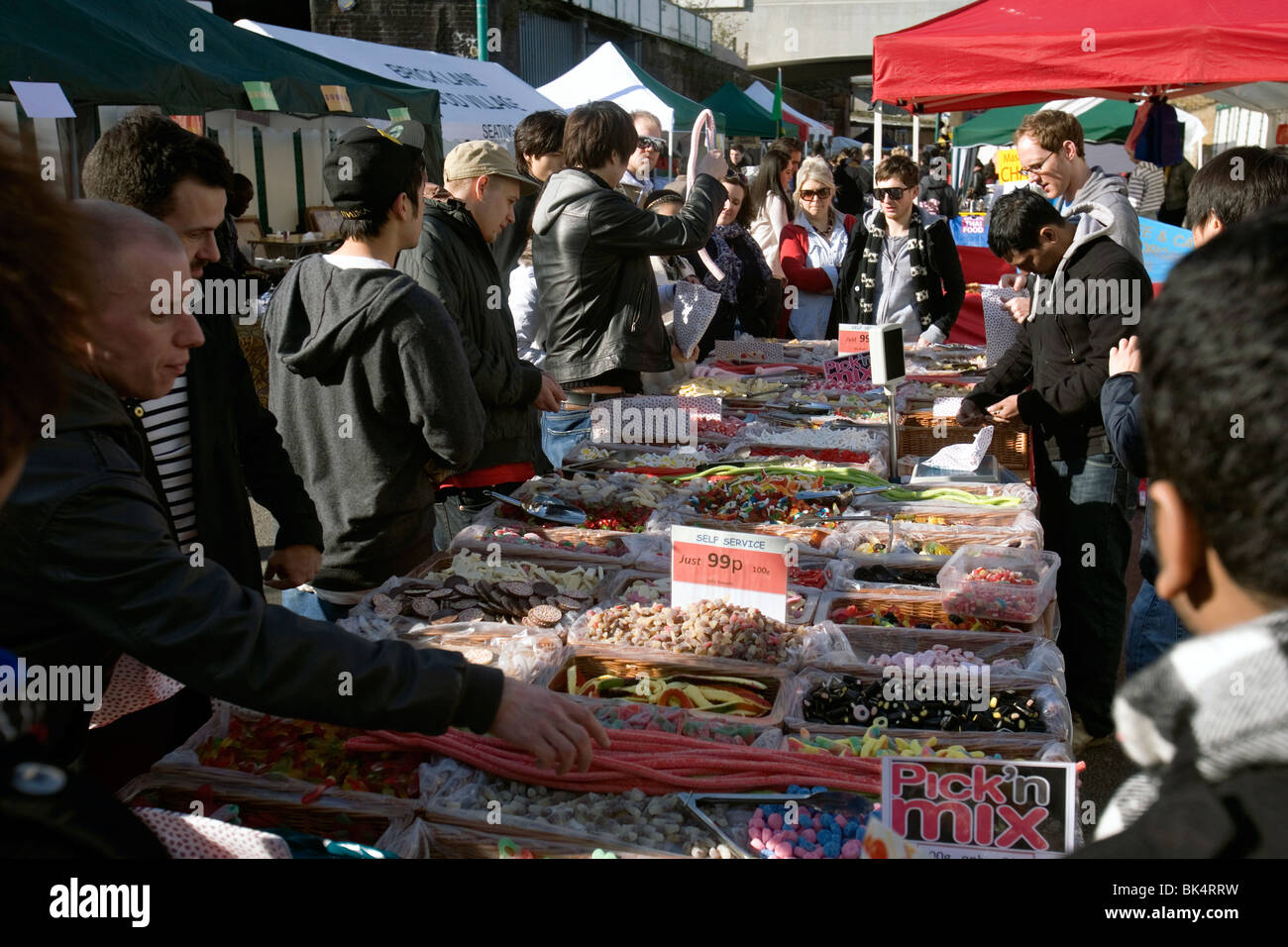 Wählen Sie n Mischung Süßigkeiten in der Brick Lane in london Stockfoto