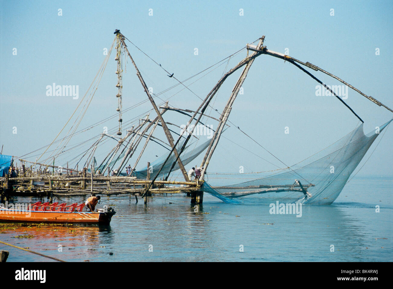 Traditionelle Fischernetz genannt "Chinesischen Netz" in Fort Cochin Stockfoto