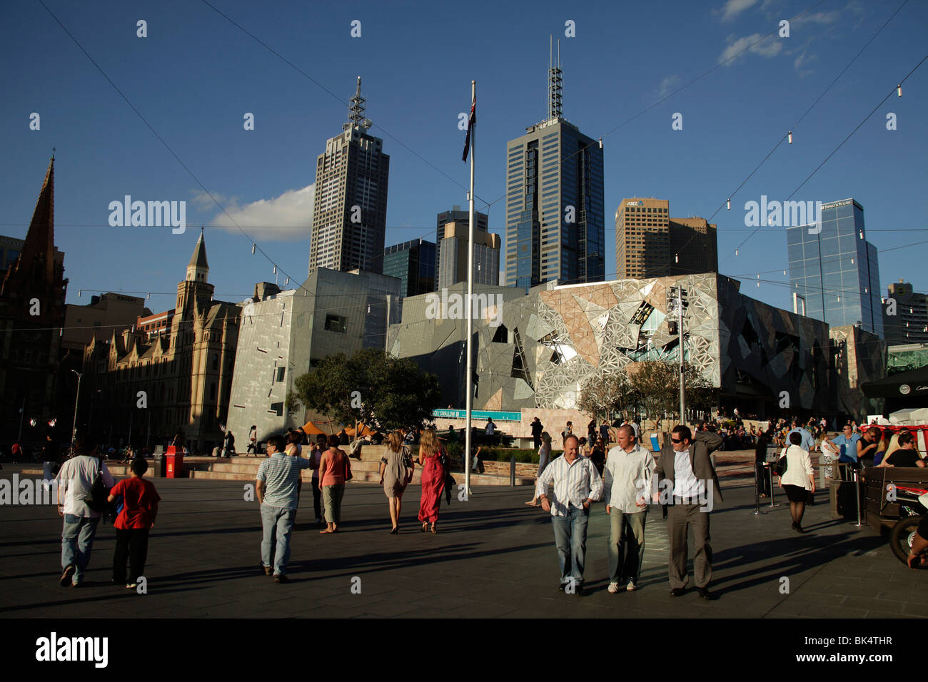 beschäftigt, Federation Square und die Skyline von Melbourne, Victoria, Australien Stockfoto