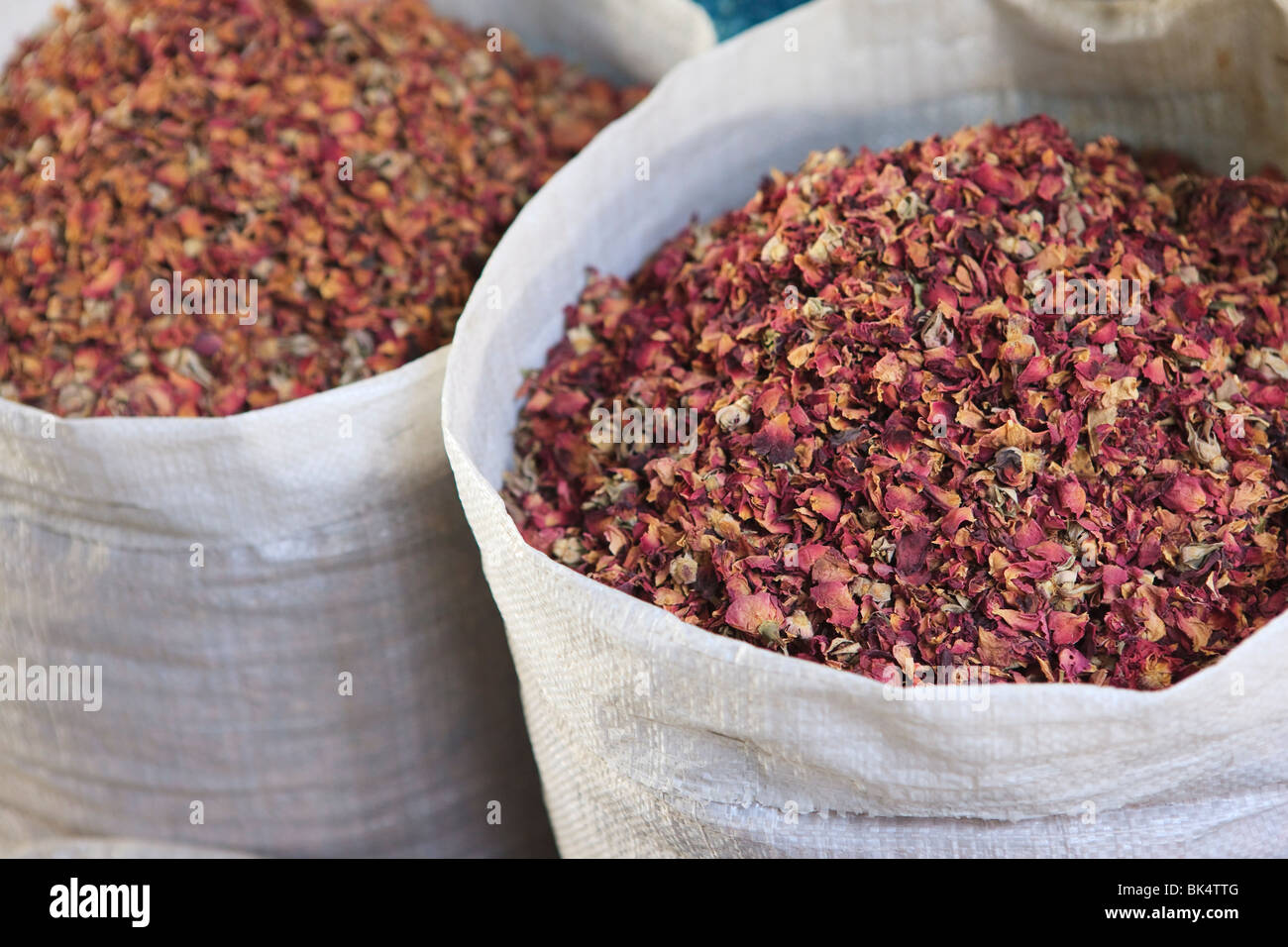 Getrocknete Rosenblätter zum Verkauf in der Spice Souk, Deira, Dubai, Vereinigte Arabische Emirate, Naher Osten Stockfoto
