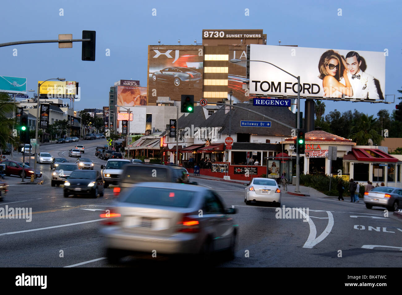 Der Sunset Strip und Plakaten in der Abenddämmerung in West Hollywood, Kalifornien Stockfoto