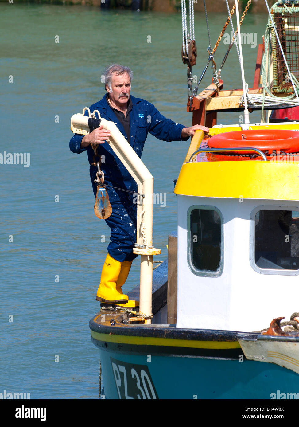 Berufsfischer am Boot, Newquay, Cornwall, UK Stockfoto