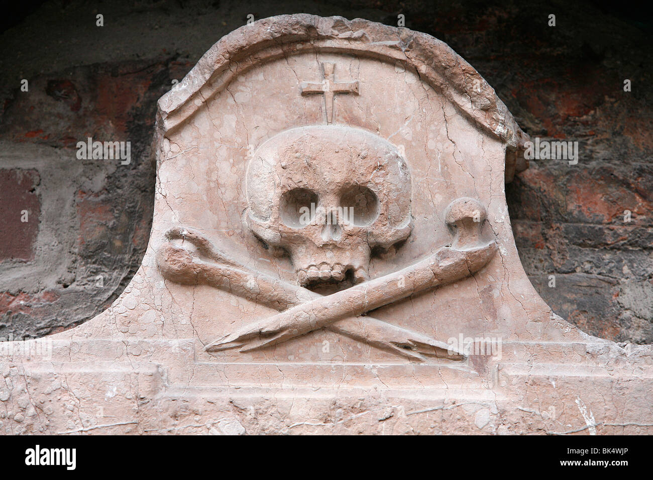 Skulptur von Schädel und gekreuzten Knochen außerhalb Frauenkirche, München, Bayern, Europa Stockfoto