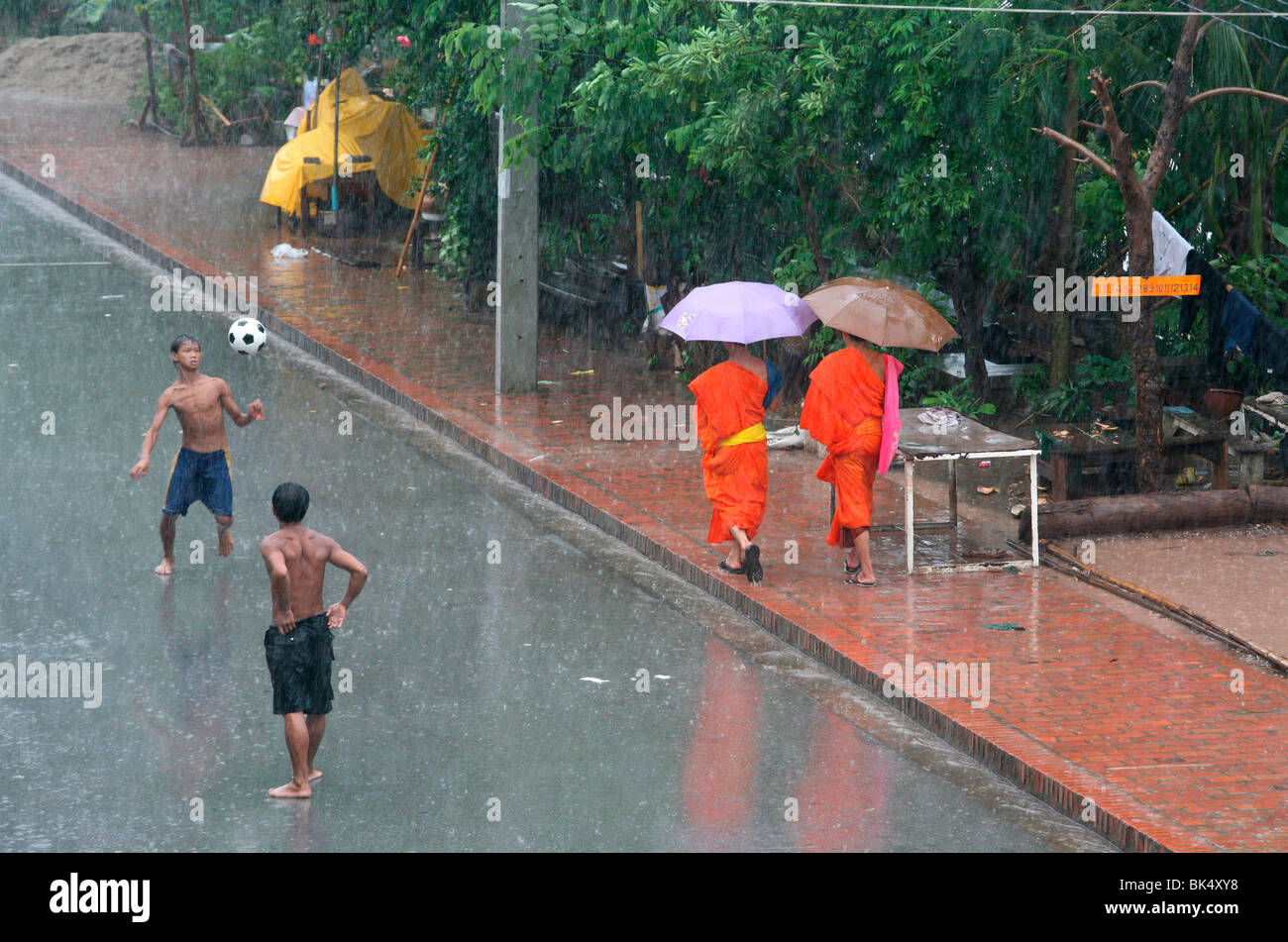 Monsun-Regen in Luang Prabang, Luang Prabang, Laos, Indochina, Südostasien, Asien Stockfoto