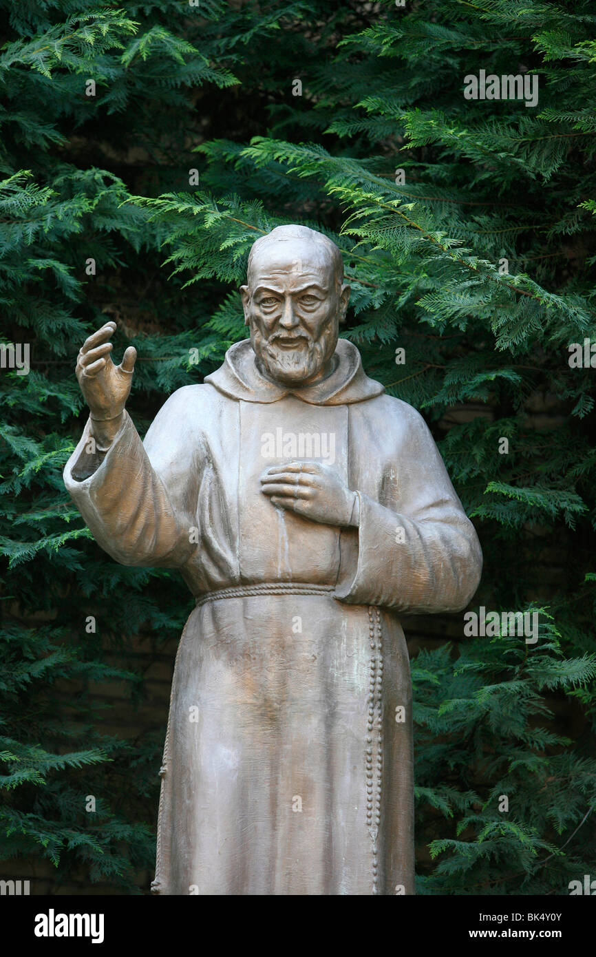 Padre Pio Skulptur in einem römischen Park, Rom, Latium, Italien, Europa Stockfoto