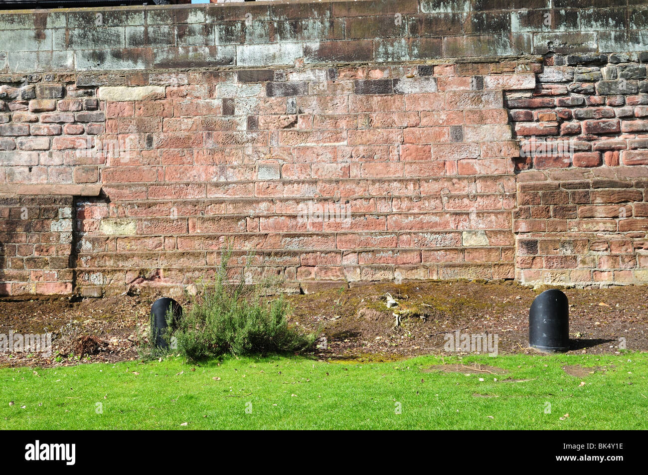 Teil der römischen Stadtmauer in den römischen Gärten Chester Cheshire England UK GB wieder aufgebaut Stockfoto