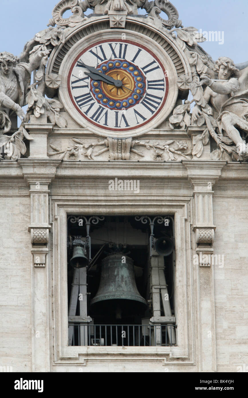 St. Peter Basilika Uhr und Glocke, Vatikan, Rom, Latium, Italien, Europa  Stockfotografie - Alamy