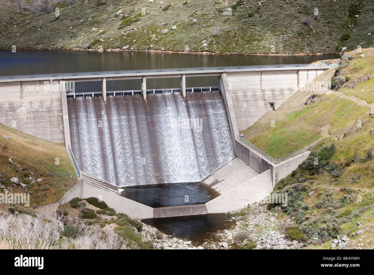 Guthega Dam Wasserversorgung Guthega Power Kraftwerk im Rahmen der schneebedeckten Berge hydro Systems, Australien. Stockfoto