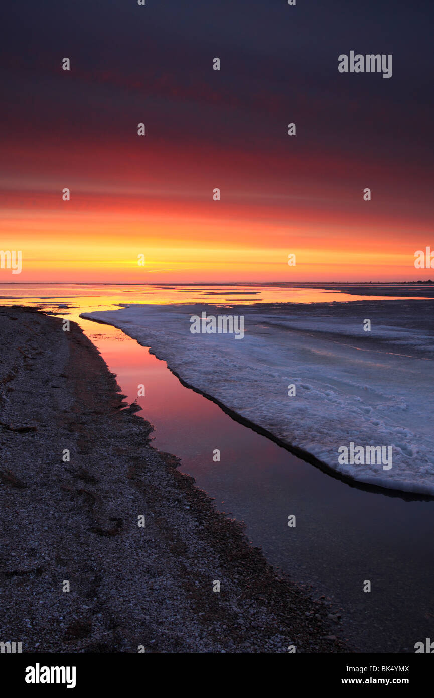 Sonnenuntergang an der Ostseeküste, Insel Saaremaa, Estland. April 2010 Stockfoto