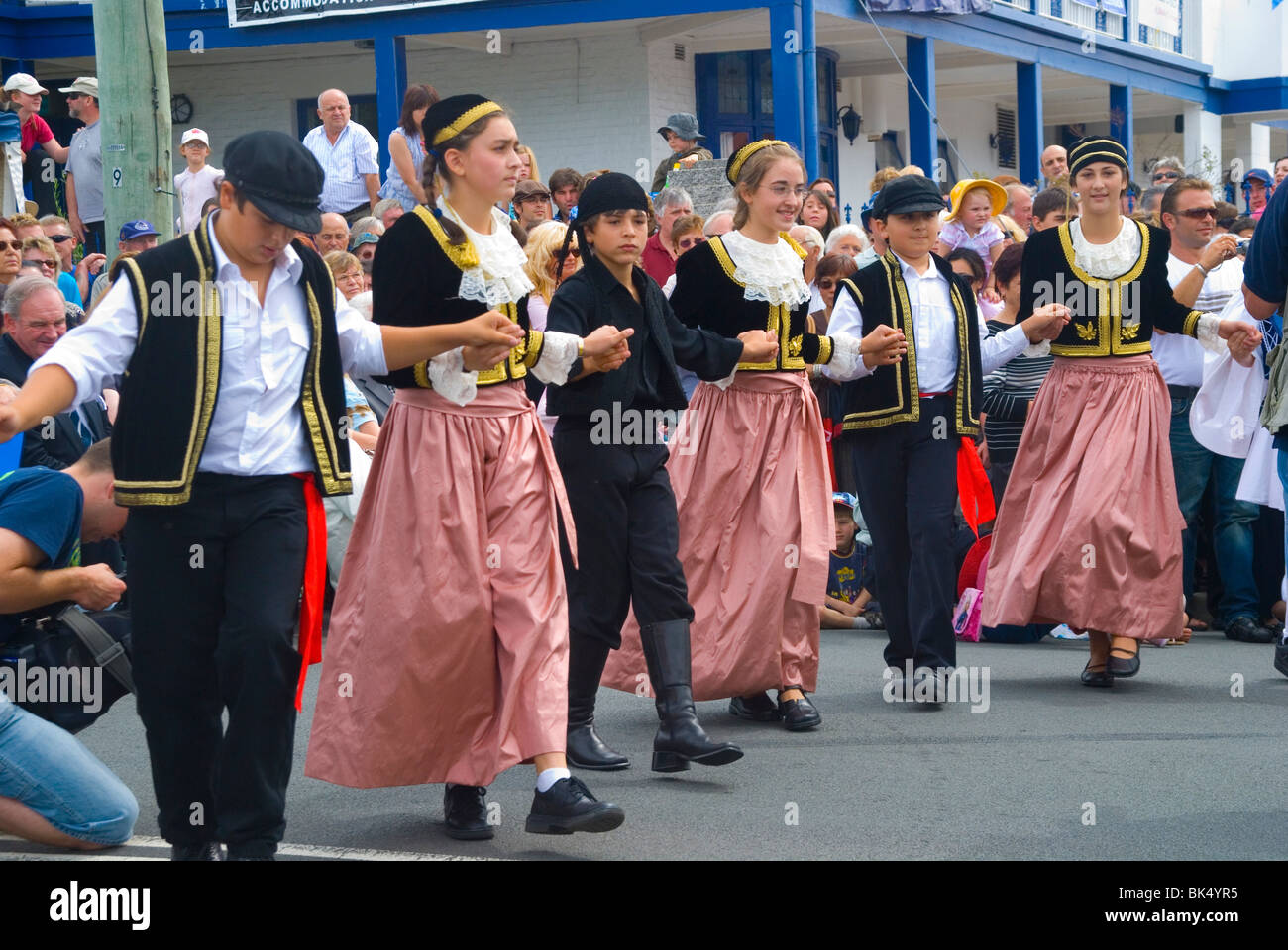 Kinder des griechischen Erbes führen traditionelle griechische Tänze bei einem Festival in Hobart Tasmanien Australien Stockfoto