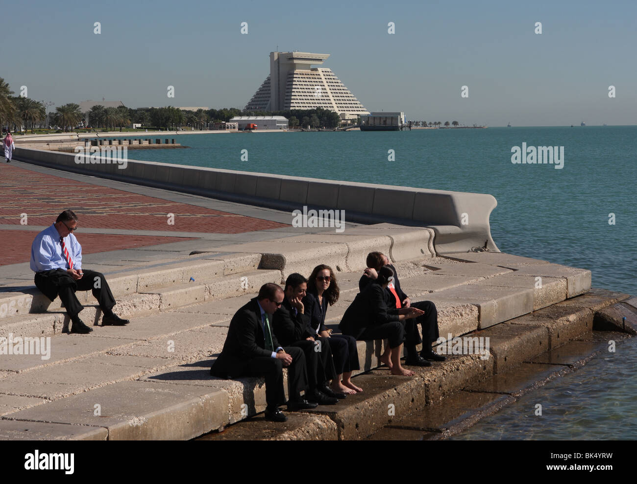 Gruppe von Business-Manager ihre Mittag an der Corniche in Doha, Katar brechen Stockfoto
