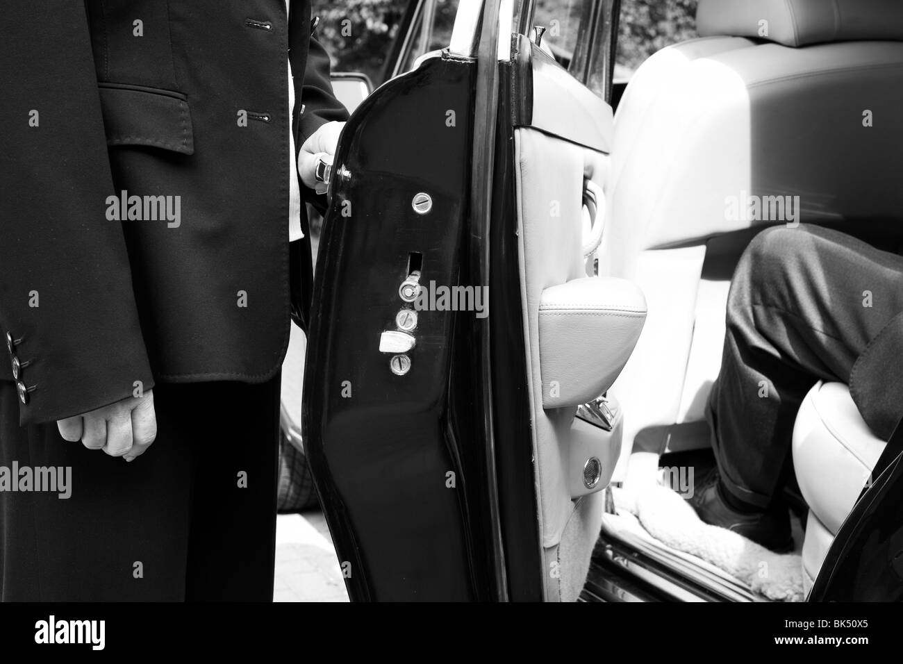 Chauffeur Autotür öffnen Stockfoto