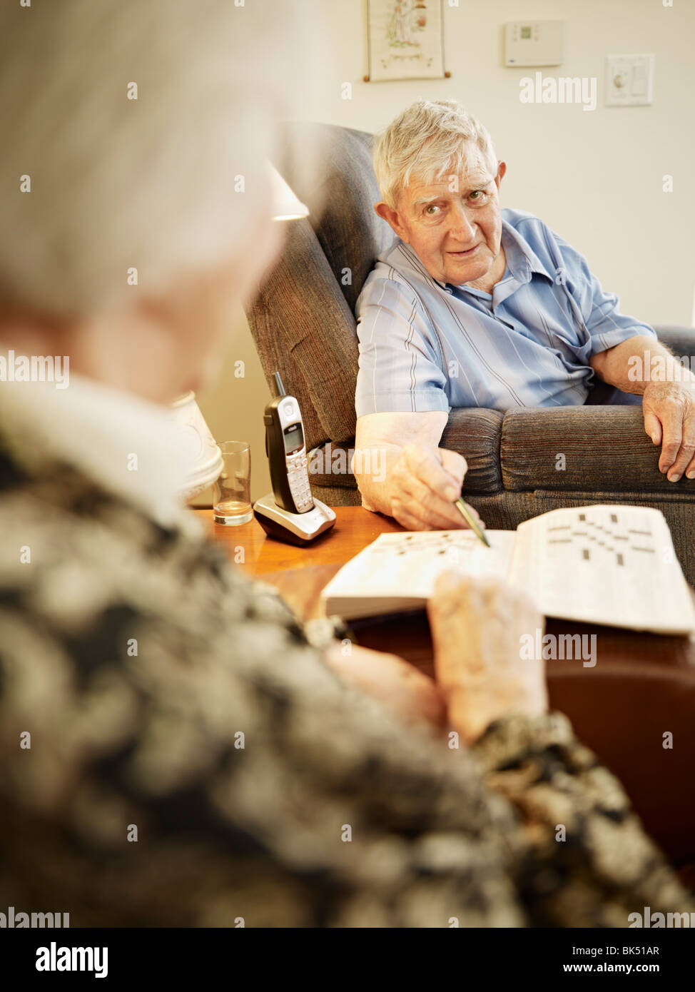 Älteres Ehepaar im Altenheim arbeiten an Kreuzworträtsel Stockfoto