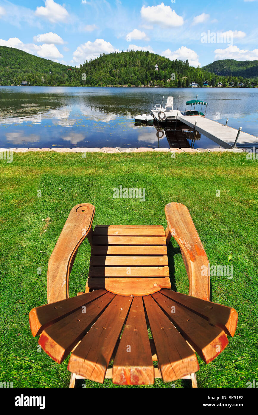 Adirondack Stuhl Seeufer, Val Morin, Quebec, Kanada Stockfoto