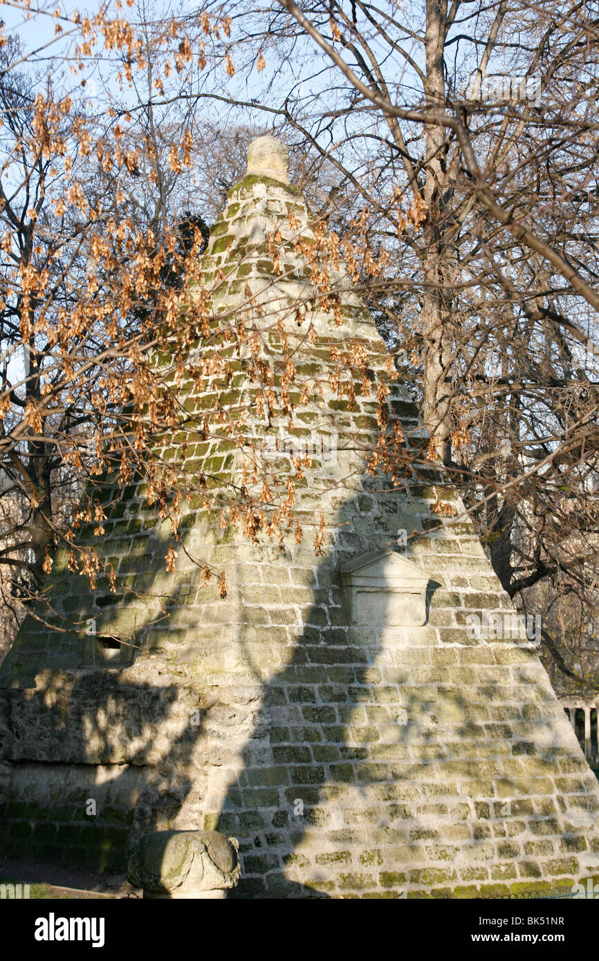 Freimaurer-Symbol einer Pyramide im Parc Monceau, Paris, Île-de-France, Frankreich Stockfoto