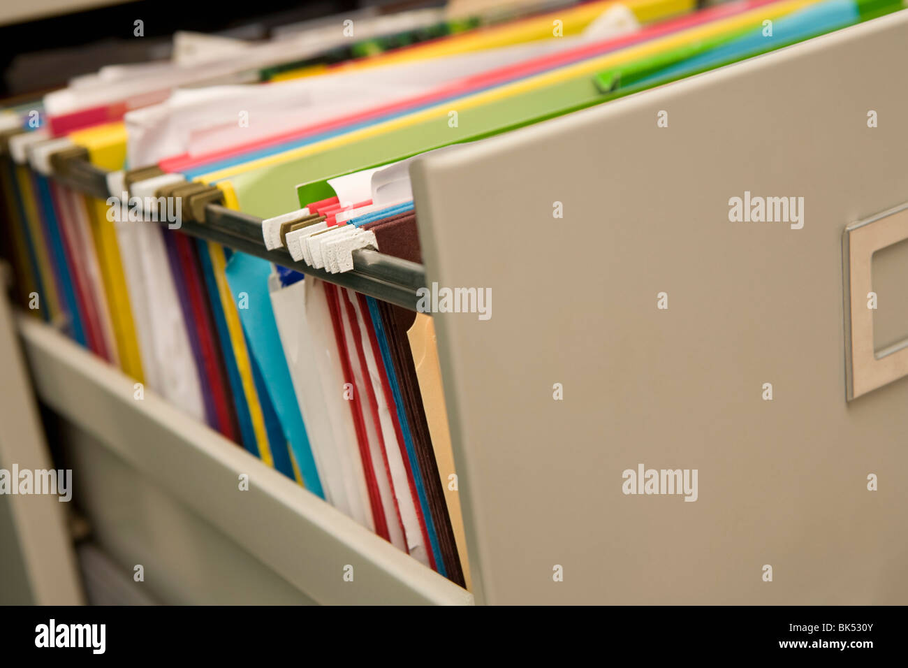 Nahaufnahme der Dateien im Aktenschrank Stockfoto