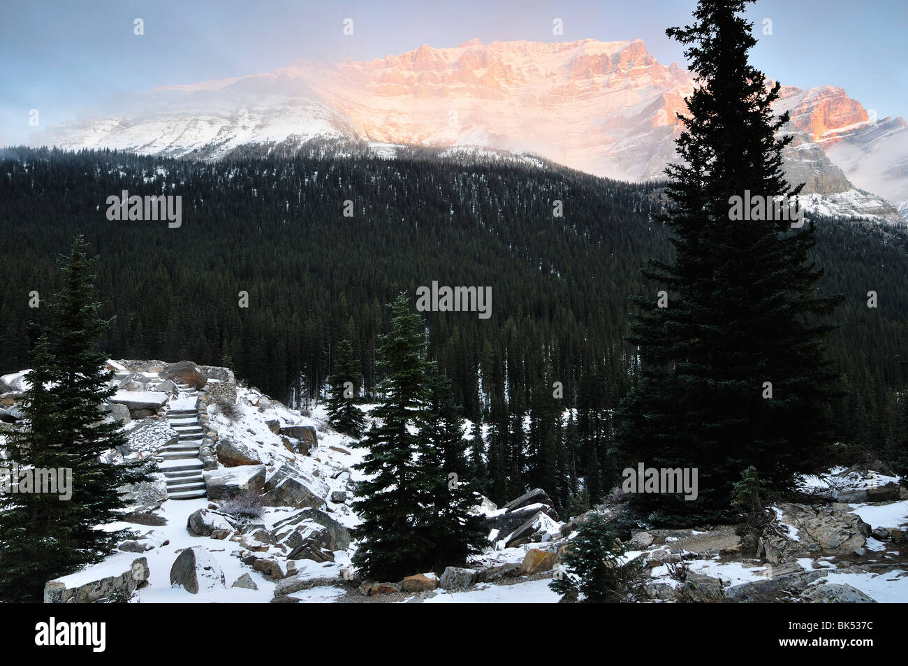 Moraine Lake Rockpile und Mount Temple, Banff Nationalpark, Alberta, Kanada Stockfoto