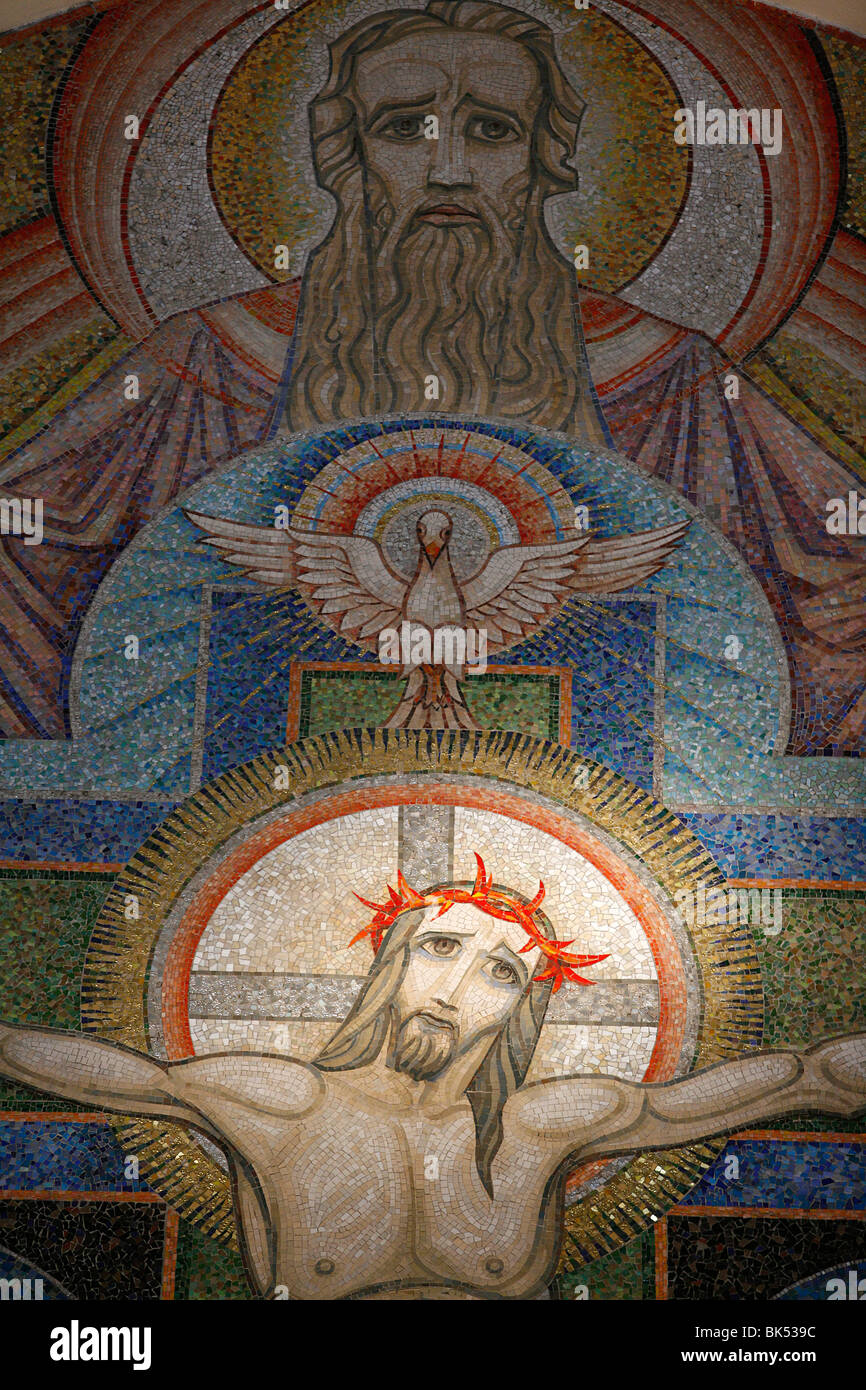 Mosaik von Antoine Molkenboer zeigt Gott, der Heilige Geist und Jesus, Annecy, Haute Savoie, Frankreich, Europa Stockfoto