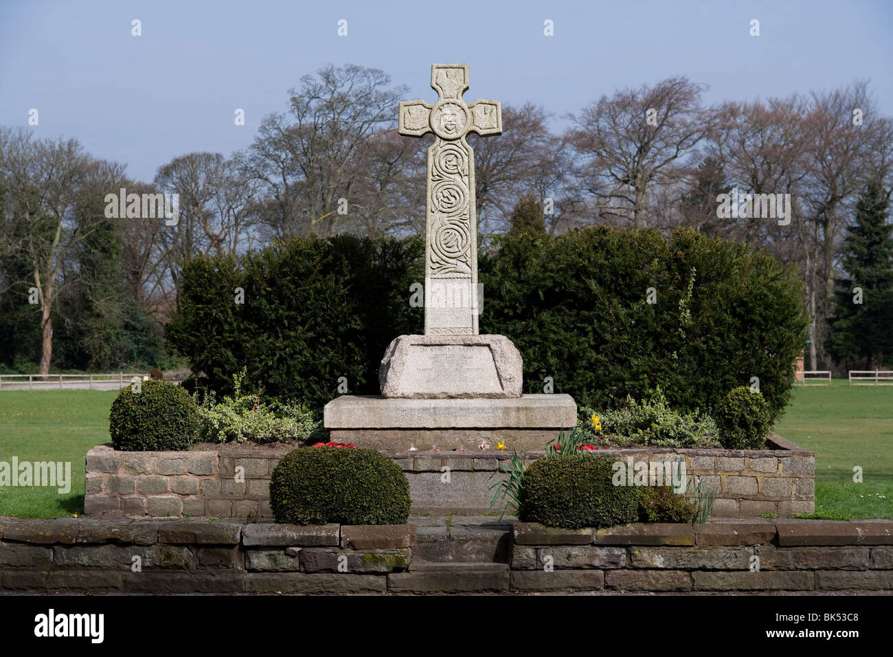 Kriegerdenkmal Kreuz und Garten in Thelwalls Dorf Stockfoto