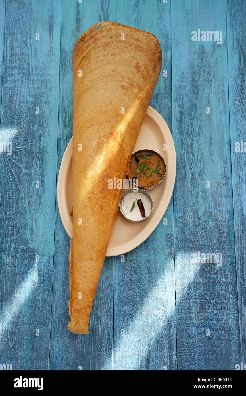 Gefüllt mit Curry-Kartoffeln, Kokos-Chutney und Sambhar Dosa Stockfoto