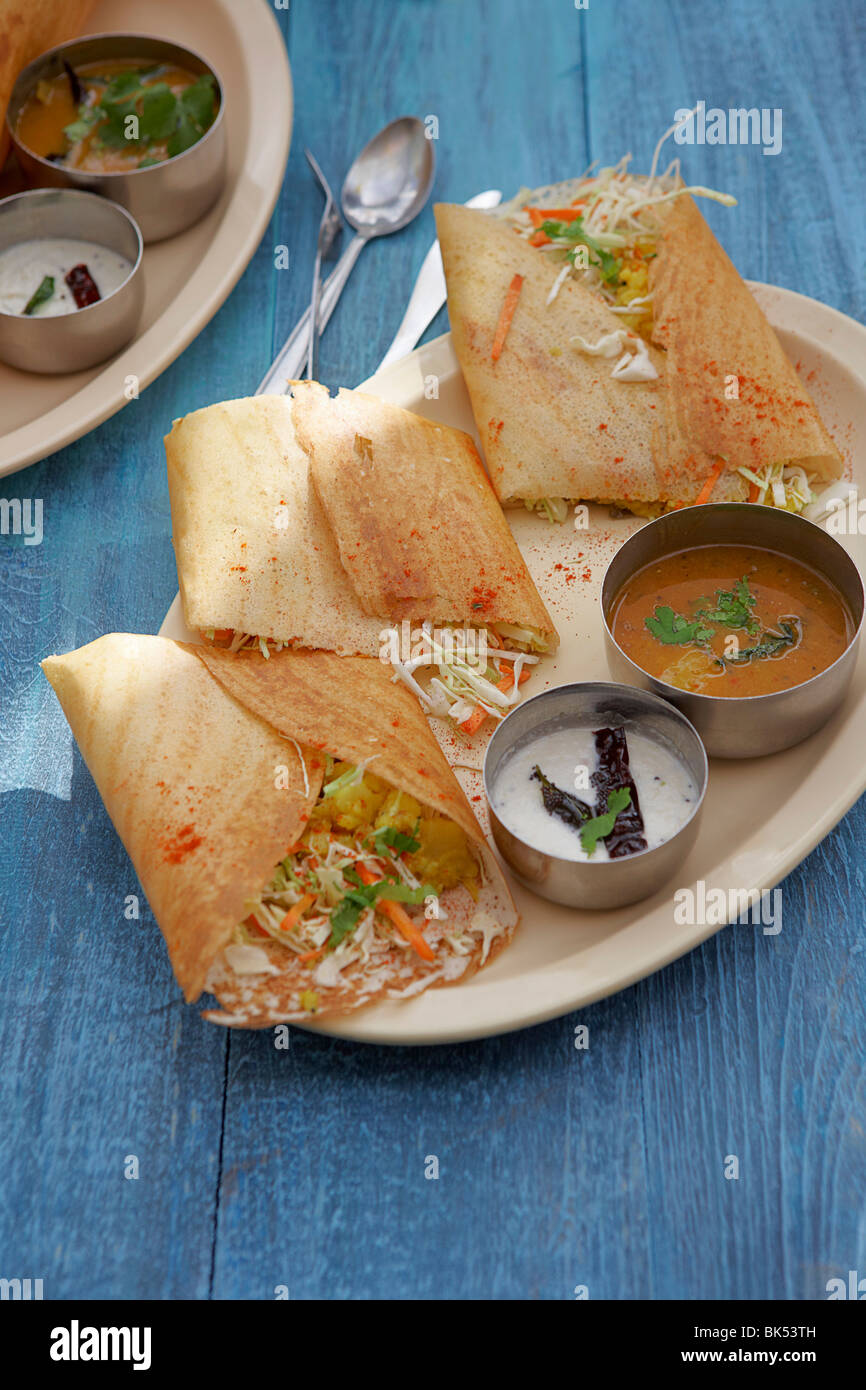 Gefüllt mit Curry-Kartoffeln, Kokos-Chutney und Sambhar Dosa Stockfoto