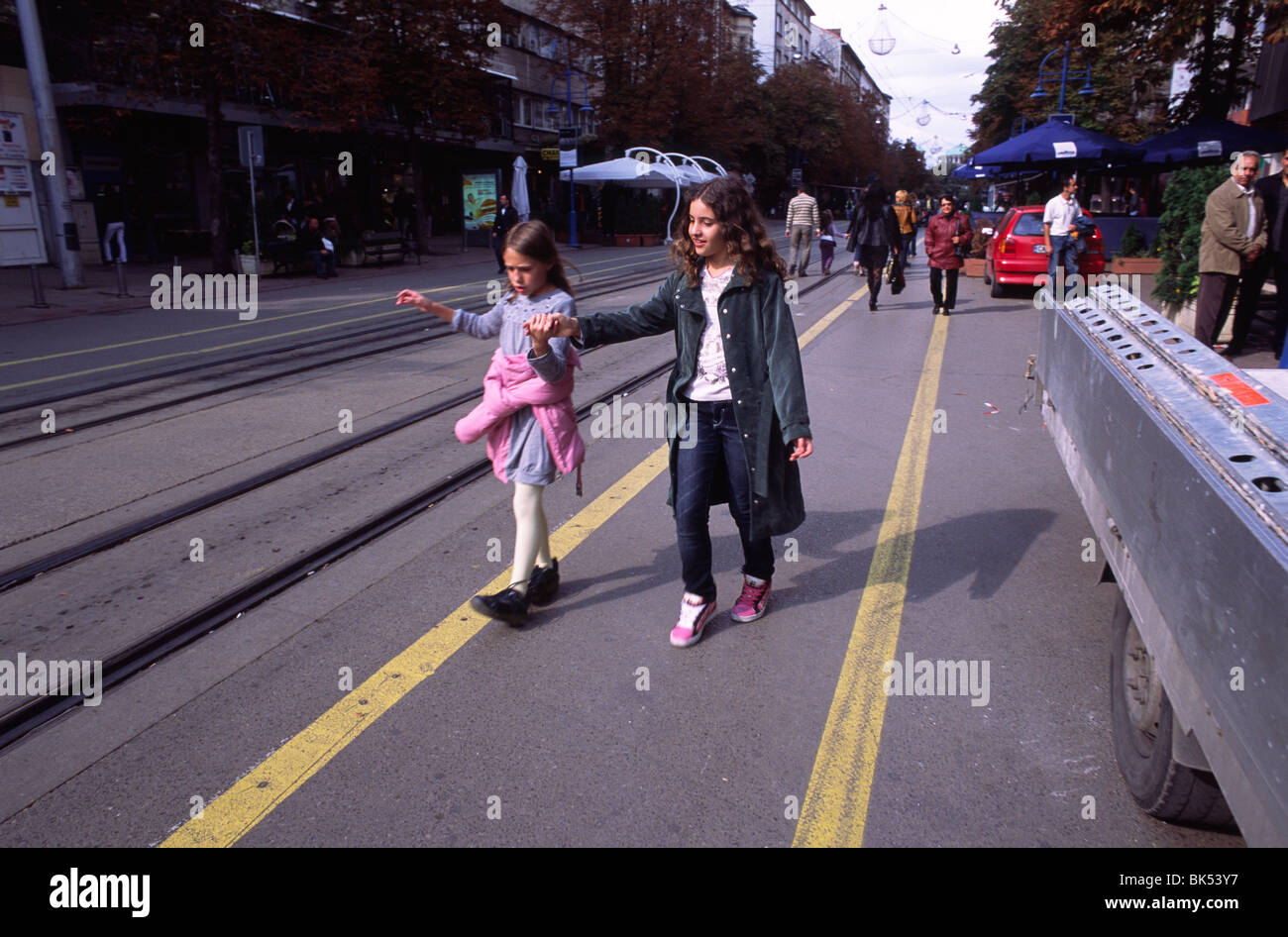 Kinder gehen auf Vitosha Boulevard an einem Sonntag. Stockfoto