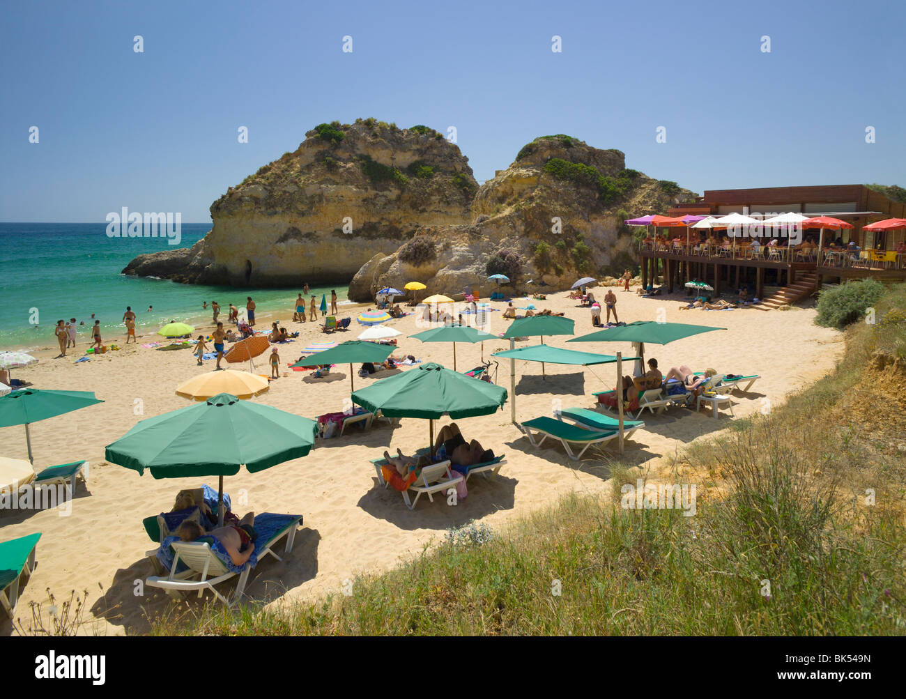 Portugal, Alvor Strand vor dem Hotel Pestana Alvor Praia Hotel und ein Restaurant am Strand Stockfoto