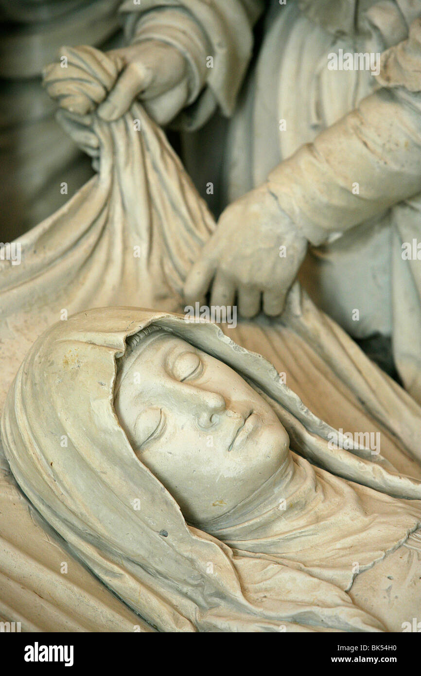 Detail der Skulptur der Grablegung Marias, Kirche Saint-Pierre de Solesmes Abtei Solesmes, Sarthe, Pays De La Loire, Frankreich Stockfoto