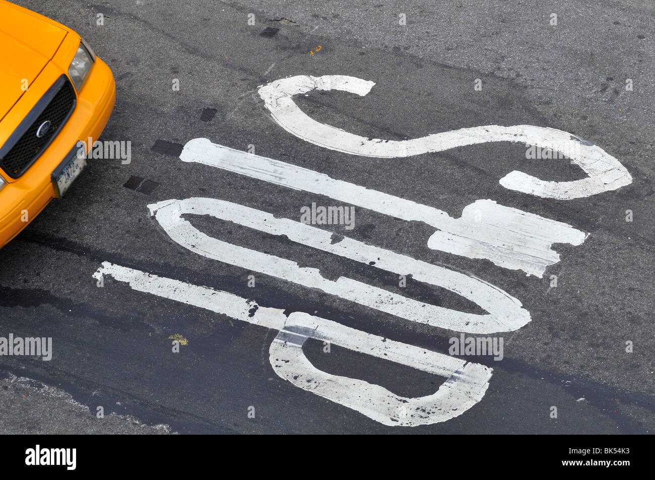 Stop-Schild auf Straße Stockfoto