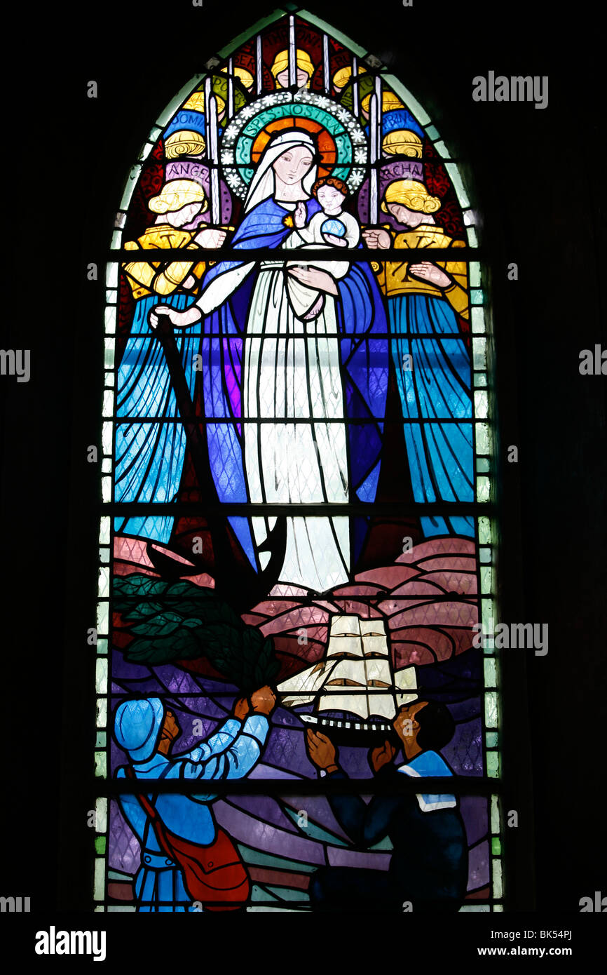 Glasfenster des ersten Weltkriegs-Veteranen, die beten, Mont-Dol Kapelle, Mont-Dol, Ille-et-Vilaine, Bretagne, Frankreich, Europa Stockfoto
