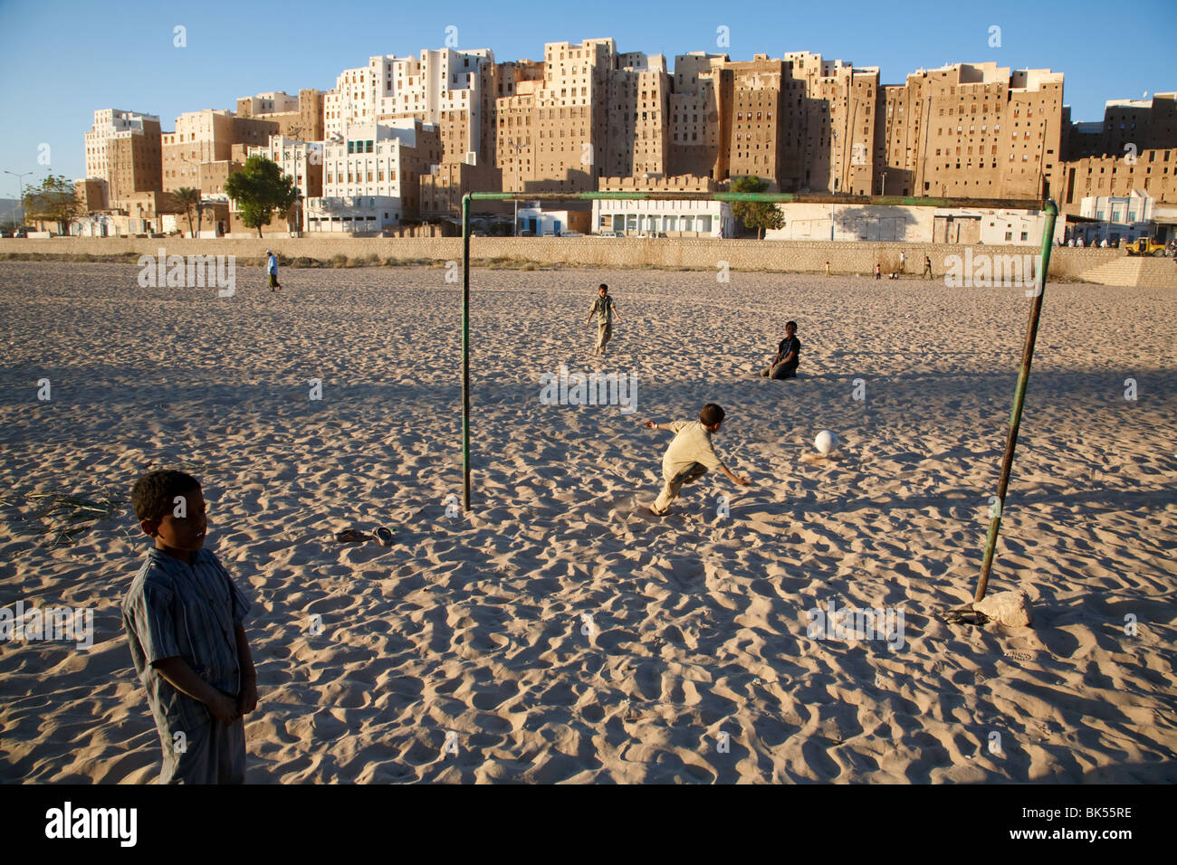 Kinder spielen Fußball (Fußball) in ein UNESCO gelisteten Erbe Stadt Shibam, Jemen berühmt für seinen schlammigen Hochhäuser. Stockfoto