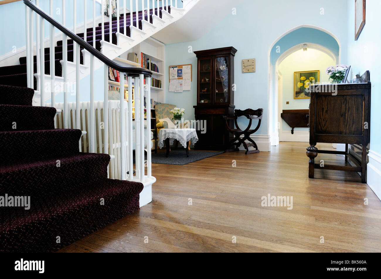 Innentreppe in Broadwindsor Haus Wohn-Pflegeheim, Broadwindsor, Dorset, Großbritannien Stockfoto