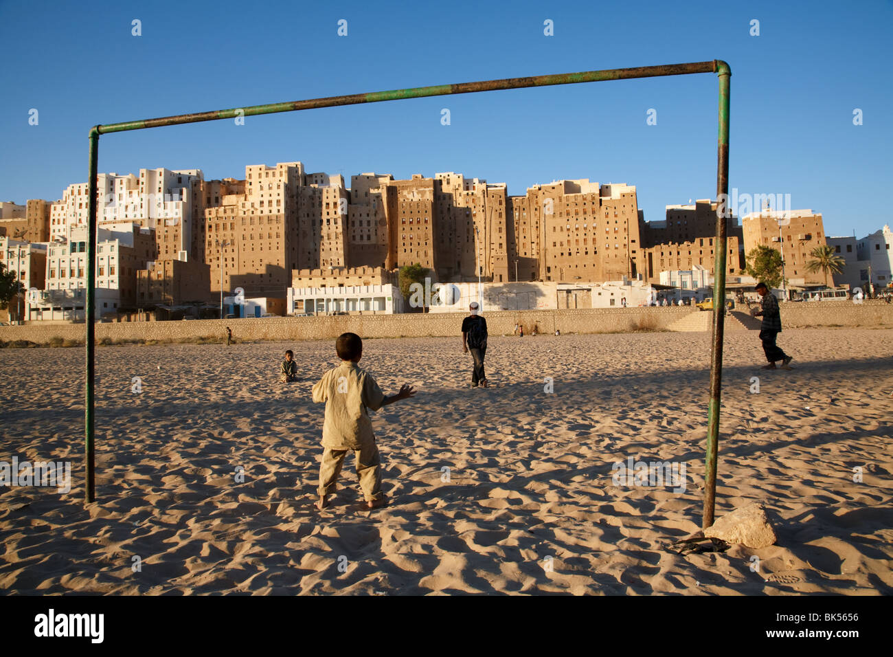 Kinder spielen Fußball (Fußball) in ein UNESCO gelisteten Erbe Stadt Shibam, Jemen berühmt für seinen schlammigen Hochhäuser. Stockfoto