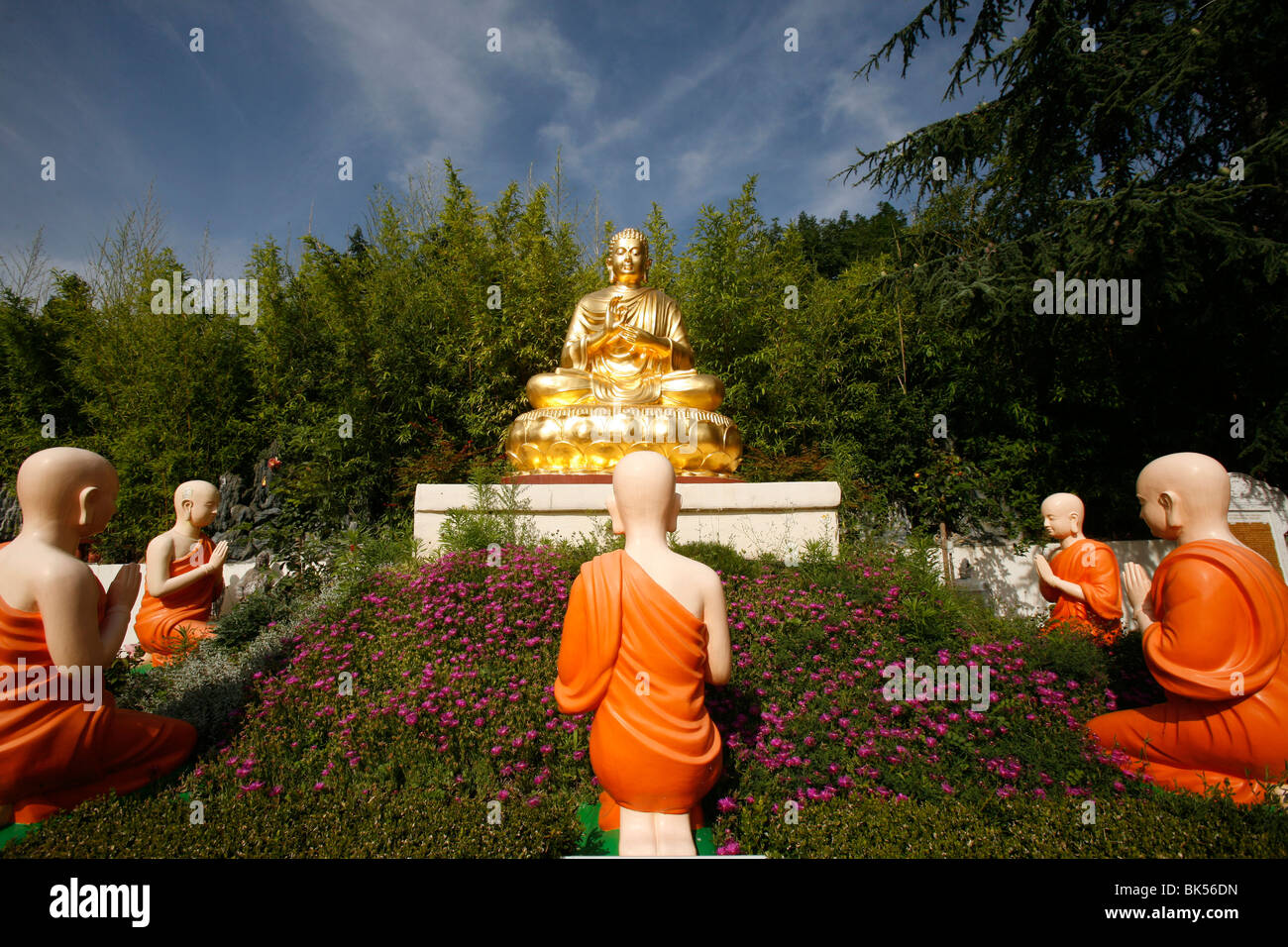 Statuen von Buddha mit seinen Jüngern in Benares, Sainte-Foy-Les-Lyon, Rhone, Frankreich, Europa Stockfoto