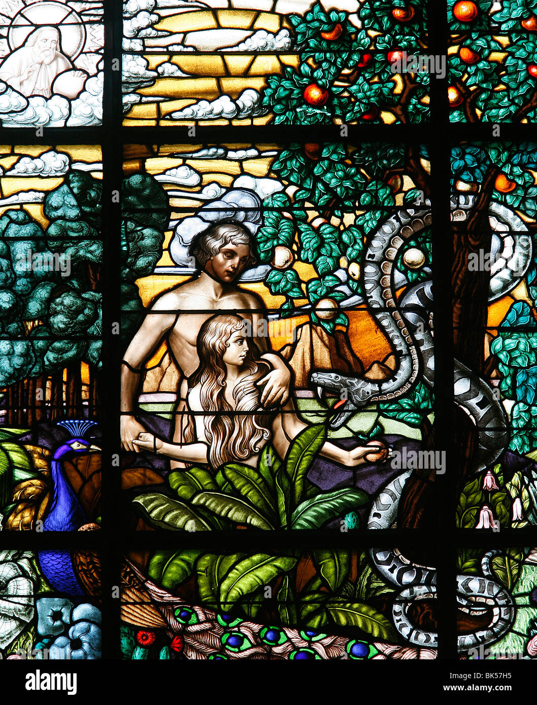 Glasmalerei von Adam und Eva im Garten Eden, Wien, Österreich, Europa Stockfoto