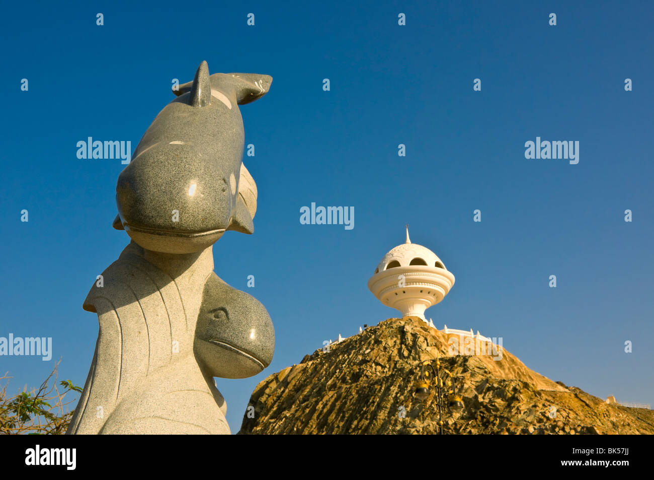 Ansicht von Mutrah Uferpromenade mit berühmten Weihrauch-Brenner-Denkmal auf dem Gipfel Royam Park Muscat Oman Stockfoto