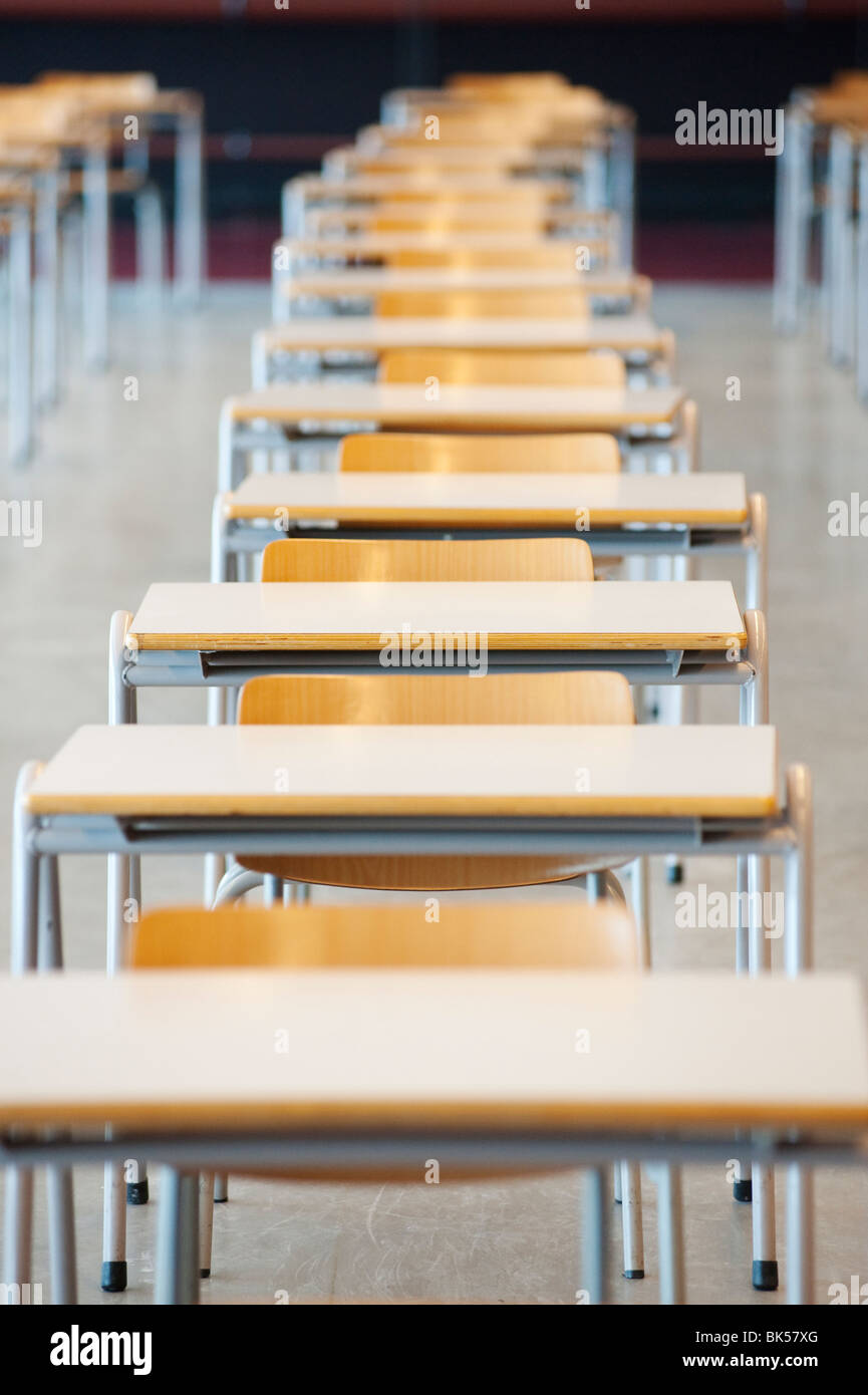 Viele Tische und Stühle im Inneren Prüfung der Halle an der Universität Stockfoto