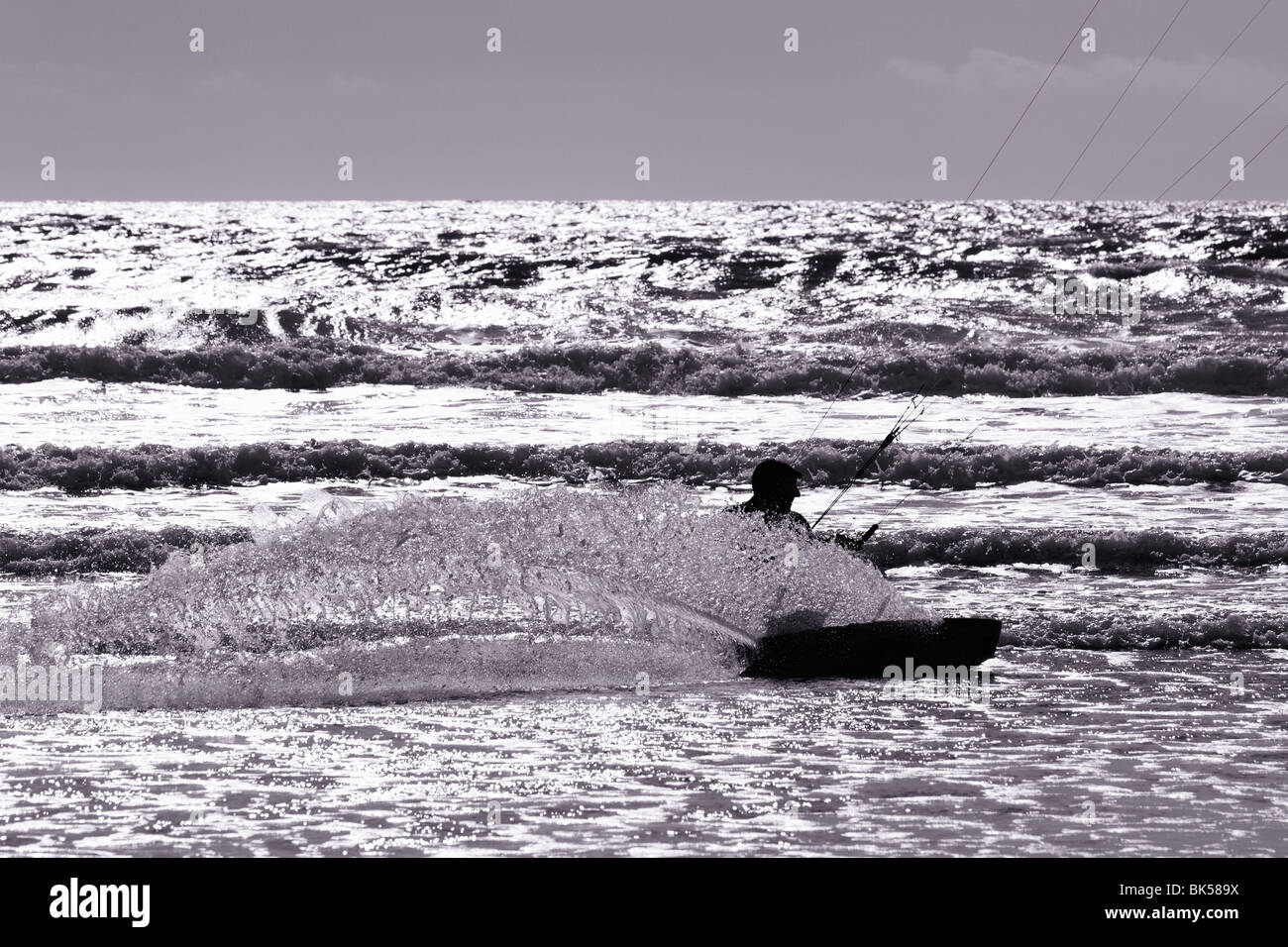 Silhouette gegen Surf Kitesurfer Stockfoto