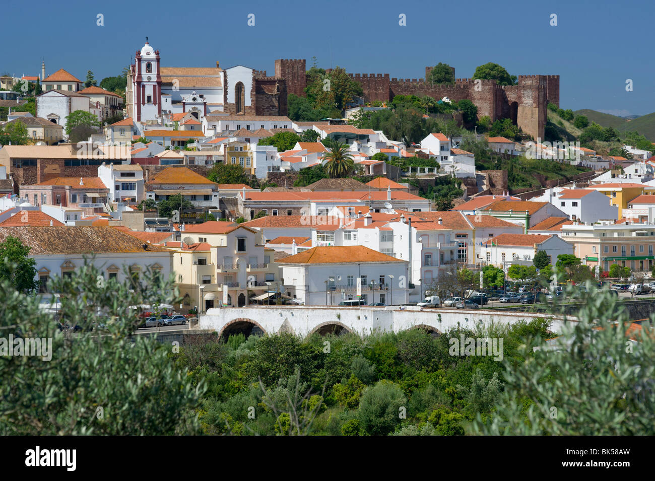 Portugal, Algarve, Silves, Stadt und Burg gesehen über Orange Groves Stockfoto