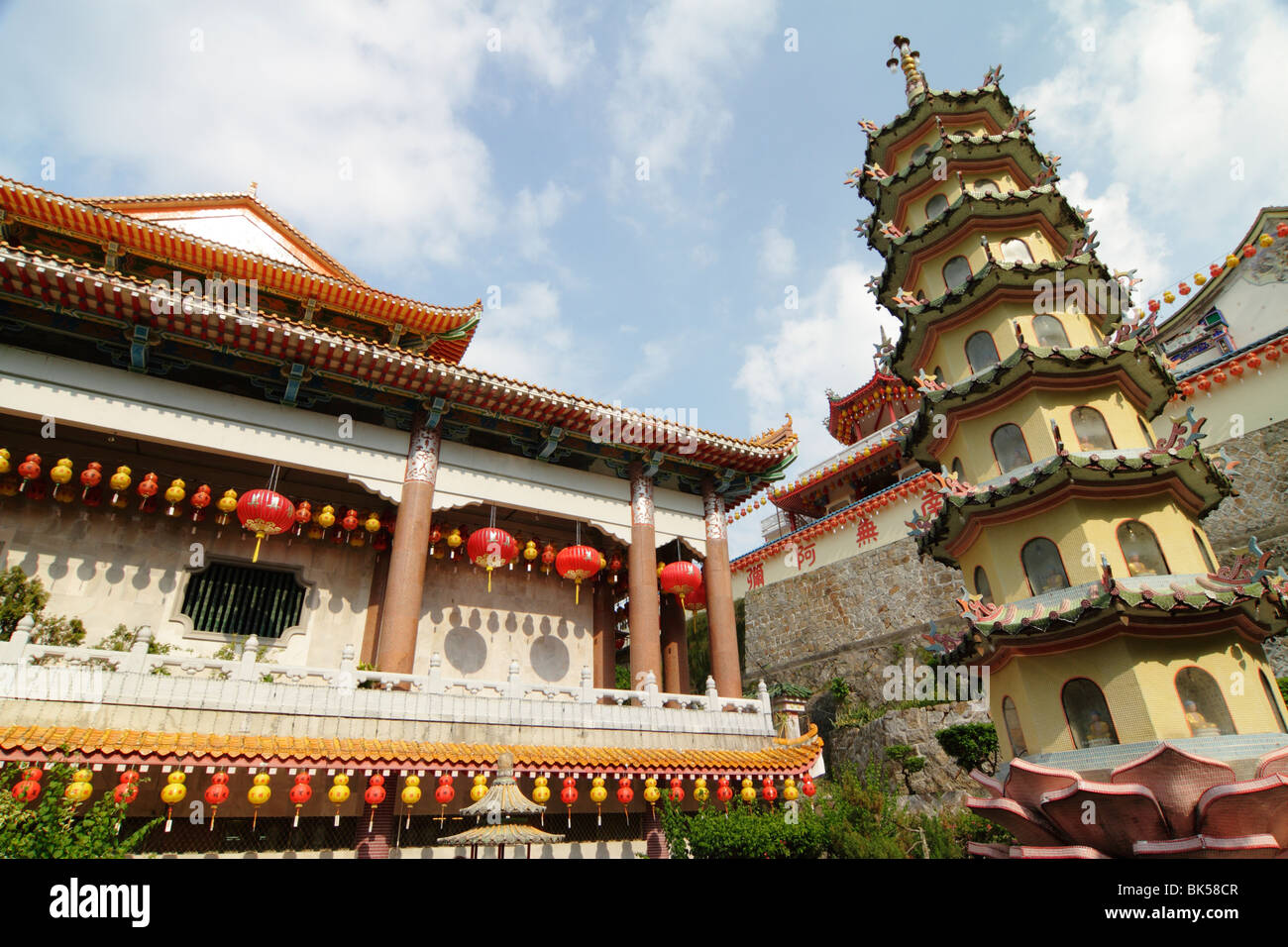 Eine kleine Pagode und einem Tempelbau am Kek Lok Si in Penang, Malaysia Stockfoto