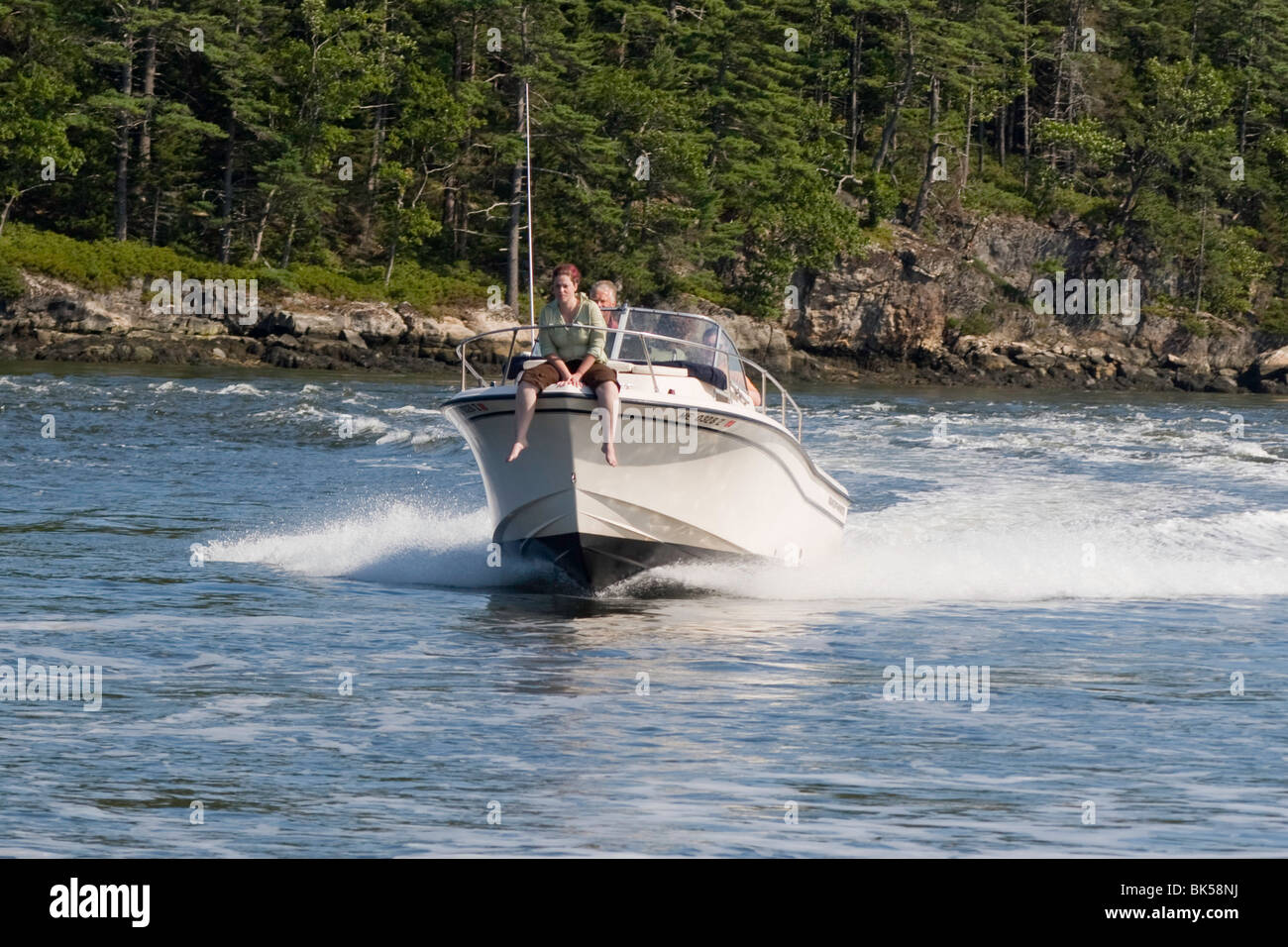 Schnelles Motorboot an einem windigen Tag auf dem Sasanoa River, Maine Stockfoto